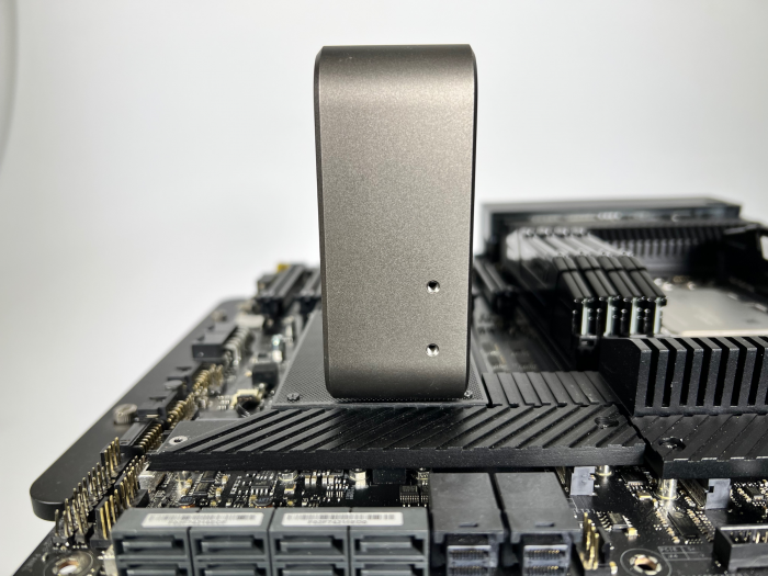 Befestigungslöcher mit Gewinde an einer Nvidia-Grafikkarte (Bild: Martin Böckmann/Golem.de)